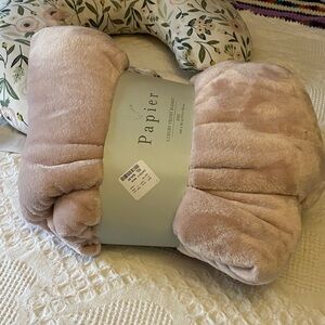 Papier King luxury velvet blanket NWT pink